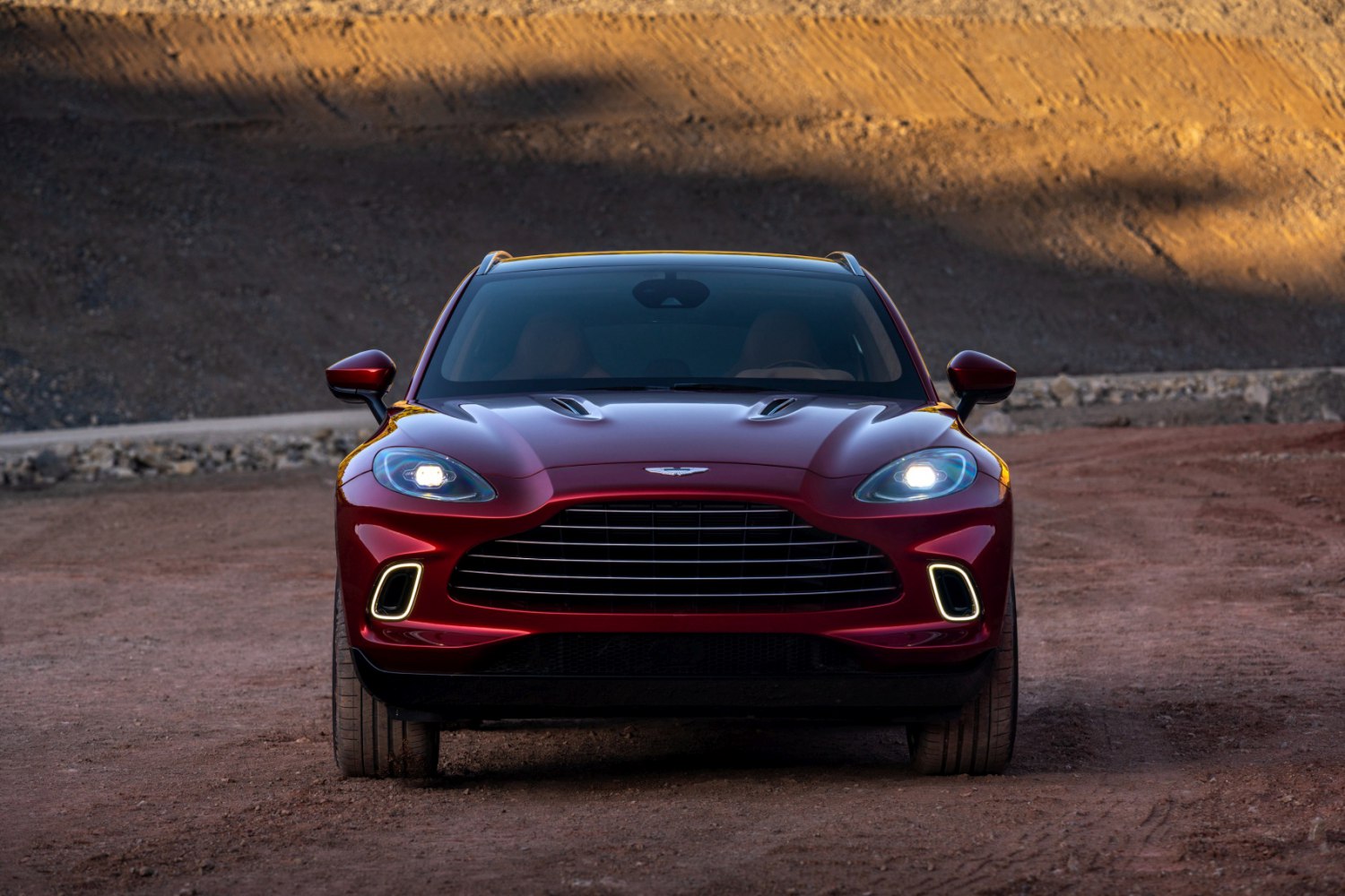 Aston martin dbx 707